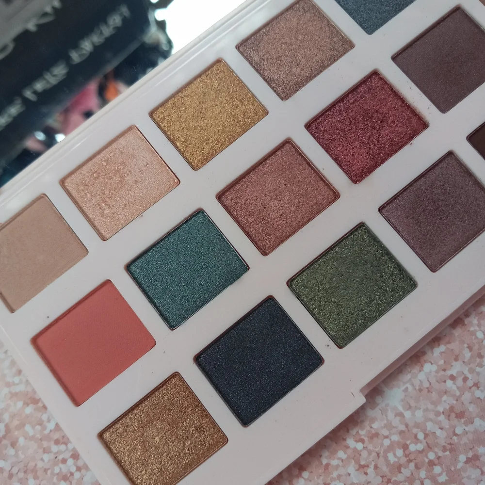 Ciate' London 18 gorgeous shade XL eyeshadow palette!